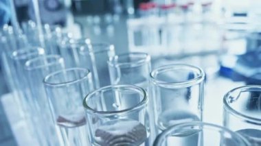 İlaç Laboratuvarı, Pipette Damlayan Sarı Sıvı Test Tüpleri, Tıbbi Araştırma, Analiz. Bilimsel Laboratuvar; Damlatan, Örnek Tüpleri Yenilikçi DNA Çalışması Çözümü ile Dolduruyor. Makro 'yu yakın plan