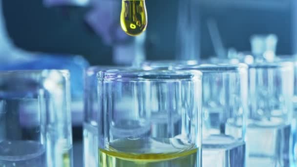 Pharmaceutics Laboratory: Pipette Dropping Yellow Liquid into Test Tubes, Medical Research, Analysis (en inglés). Laboratorio Científico; Dropper llena tubos de muestra con una solución innovadora de estudio de ADN. Primer plano Macro — Vídeo de stock