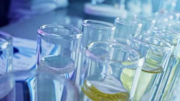 Pharmazeutisches Labor: Reihen von Reagenzgläsern gefüllt mit experimentellen Medikamenten für medizinische Forschung und Analyse. Produktlinie mit Probenröhrchen gefüllt DNA Study Fluid Solution. Nahaufnahme der Makroökonomie — Stockvideo