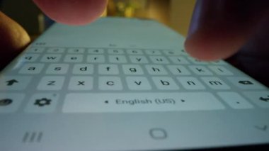Makro POV 'a yakın çekim: Dokunaklı Ekran Telefonu Aygıtı ve İki Parmakla Yazan Mesaj. E- posta Yazma, Sosyal Medya Uygulamalarında Sohbet, SMS Gönderme, Not Alma