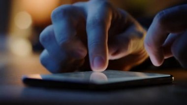 Tuş Ekranı Akıllı Telefonu Masada Yatarken Kişi Bir Mesaj Yazıyor. E- posta Yazma, Sosyal Medya Uygulamalarında Sohbet, SMS Gönderme, Not Alma kavramı. Makro Görünümü Kapat
