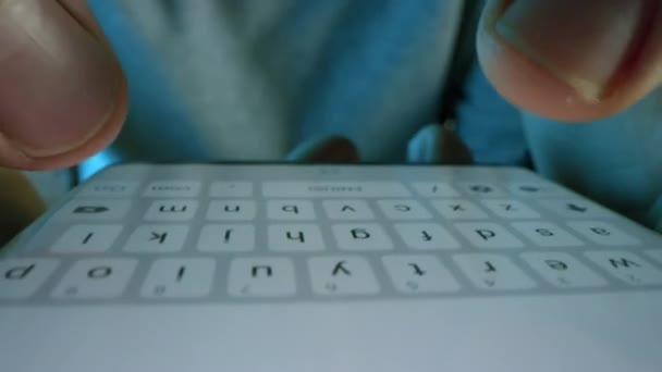 Gros plan Macro POV Shot : Personne tenant un appareil à écran tactile et un message de frappe. Caméra fixe sur le dessus du téléphone mobile, clavier semble à l'envers .