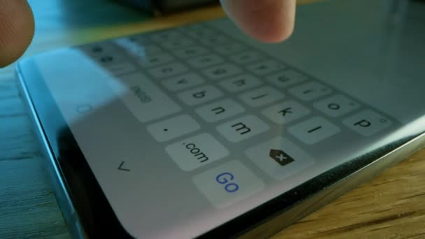 Close-up Macro POV Shot: Persoon die Touch Screen Smartphone Device en Typing Message gebruikt. Concept van E-mailschrijven, chatten in Social Media Apps, Een SMS versturen, Notitie nemen — Stockvideo