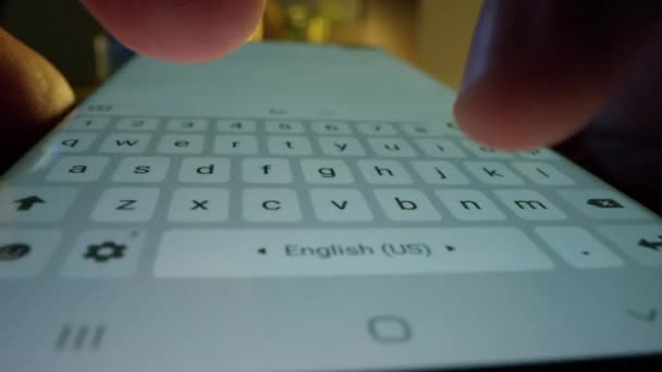 Close-up Macro POV Shot: Person Holding Touch Screen Smartphone Device and Typing Message with both Thumbs (engelsk). Begrepet e-postskriving, chatting i sosiale medier, sende en SMS, ta notat – stockvideo