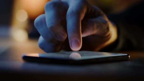 Touch Screen Smartphone Liggen op de tafel terwijl de persoon typt een bericht. Concept van E-mailschrijven, chatten in Social Media Apps, Een SMS versturen, Notitie nemen. Close-up Macro View — Stockvideo