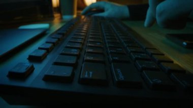 Yakından Çekim Makro Görüntüsü: Fare kullanır, Bilgisayar Klavyesinde Yazar. Çalışmak, e-posta yazmak, internet kullanmak. Akşamları Yeşil ve Mavi Renkler