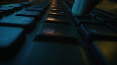 Hareketli Makro Çekim: Bilgisayar Klavyesinde Yazan Kişi. Çalışmak, e-posta yazmak, internet kullanmak. Koyu ve Yeşil Renkler