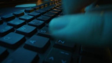 Hareketli Makro Çekim: Bilgisayar Klavyesinde Yazan Kişi. Çalışmak, e-posta yazmak, internet kullanmak. Koyu ve Yeşil Renkler