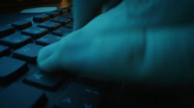 Yakından Çekim Makro Görüntüsü: Bilgisayar Klavyesinde Yazan kişi Enter Butonu ile bitiriyor. Çalışmak, e-posta yazmak, internet kullanmak. Koyu ve Yeşil Renkler
