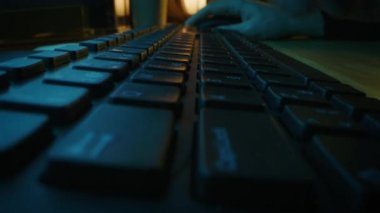Yakından Çekim Makro Görüntüsü: Bilgisayar Klavyesinde Yazan kişi Enter Butonu ile bitiriyor. Çalışmak, e-posta yazmak, internet kullanmak. Koyu ve Mavi Renkler