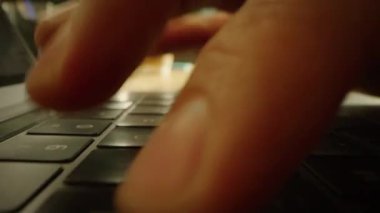 Hareketli Makro Çekim: Bilgisayar Klavyesinde Yazan Kişi. Çalışmak, e-posta yazmak, internet kullanmak. Not Defteri Tablet 'te, Parlak Güneşli Gün Arkaplanda