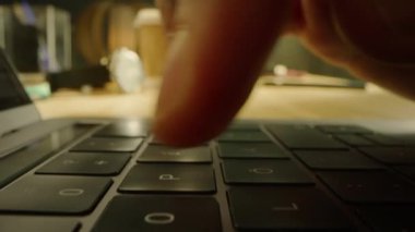 Bilgisayar Klavyesinde Yazan Kişi. Çalışmak, e-posta yazmak, internet kullanmak. Not Defteri Tablet 'te, Parlak Güneşli Arka plan Günü' nde duruyordu. Yakın plan Yavaş Çekim Makro Görüntüsü