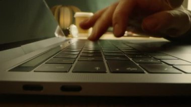 Bilgisayar Klavyesinde Yazan Kişi. Çalışmak, e-posta yazmak, internet kullanmak. Not Defteri Tablet 'te, Parlak Güneşli Arka plan Günü' nde duruyordu. Yakın plan Yavaş Çekim Makro Görüntüsü
