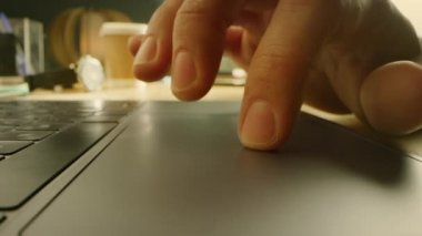 Laptop Bilgisayarı 'nda Touchpad kullanan kişi. Çalışmak, e-posta yazmak, internet kullanmak. Not Defteri Tablet 'te, Parlak Güneşli Arka plan Günü' nde duruyordu. Yakından Çekim Makro Görüntüsü