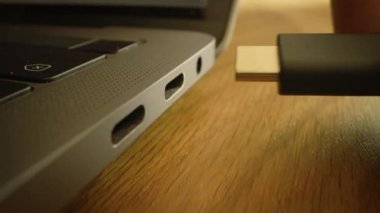 Makro Görüntüyü Kapat: Masadaki Dizüstü bilgisayar, Bilgisayara USB-C Kablo Bağdaştırıcı Ekle.