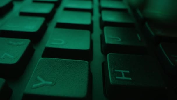 Hareketli Makro Çekim: Bilgisayar Klavyesinde Yazan Kişi. Çalışmak, e-posta yazmak, internet kullanmak. Koyu ve Yeşil Renkler — Stok video