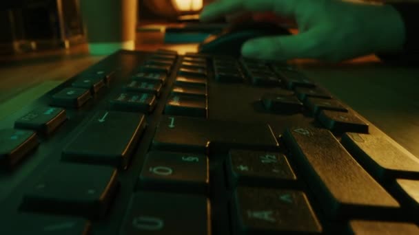 Gros plan Plan macro mobile : Une personne utilise la souris, en tapant sur le clavier de l'ordinateur. Travailler, écrire des courriels, utiliser Internet. Couleurs vert et jaune le soir — Video