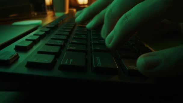 Nahaufnahme Makroaufnahme: Person benutzt Maus und tippt auf der Computertastatur. Arbeiten, E-Mails schreiben, Internet nutzen. Grüne und gelbe Farben am Abend — Stockvideo