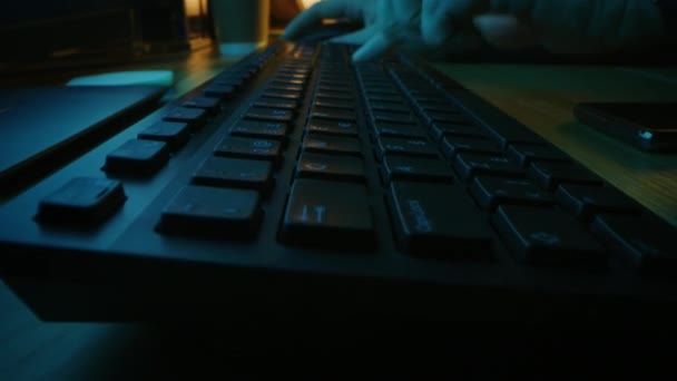 Close-up Moving Macro Shot: Pessoa usa mouse, digitando no teclado do computador. Trabalhando, escrevendo e-mails, usando a Internet. Cores verde e azul na noite — Vídeo de Stock