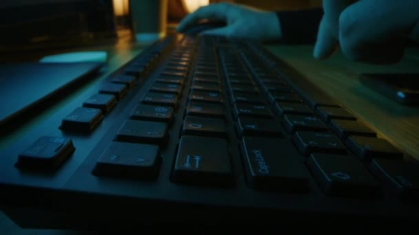 Gros plan Plan macro mobile : Une personne utilise la souris, en tapant sur le clavier de l'ordinateur. Travailler, écrire des courriels, utiliser Internet. Couleurs vert et bleu dans la soirée 