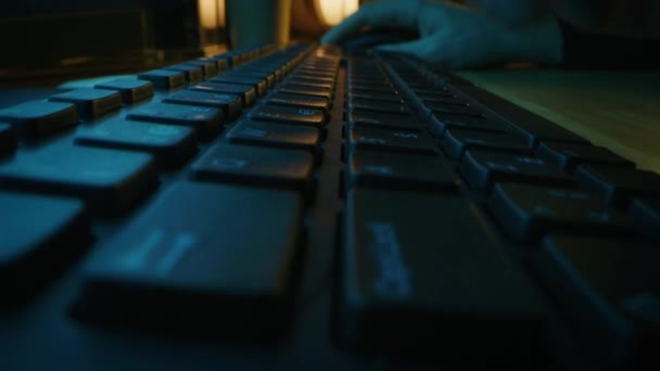 Décryptages Plan macro mobile : Dactylographier une personne sur le clavier de l'ordinateur en appuyant sur le bouton Entrée. Travailler, écrire des courriels, utiliser Internet. Couleurs foncé et bleu 