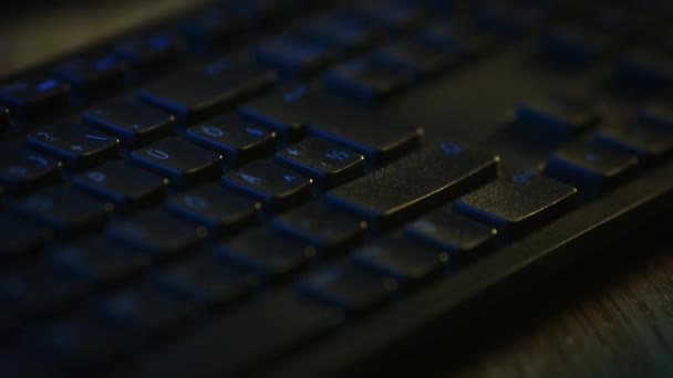 Крупним планом Macro постріл: людина, яка використовує чорну комп'ютерну клавіатуру, натискає Enter Button впевнено. Робота, написання електронних листів, використання Інтернету. темних і зелених кольорів — стокове відео