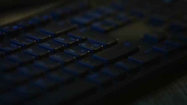 Close-up Macro Shot: Persoon met behulp van zwarte computer toetsenbord, Druk op Enter knop. Werken, e-mails schrijven, internet gebruiken. Donkere en blauwe kleuren — Stockvideo
