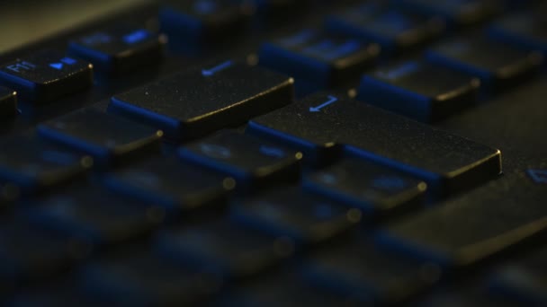 Close-up Macro Shot: Pessoa usando o teclado do computador preto, pressionando entrar botão. Trabalhando, escrevendo e-mails, usando a Internet. Cores escuras e azuis — Vídeo de Stock