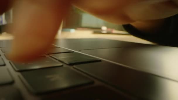 Тип людини на комп'ютерному клавіатурі. Працює, пише листи, користується Інтернетом. Записка лежить на планшеті, яскравий сонячний день на задньому плані. Зосередься на руках. Висадка на Макрошці — стокове відео