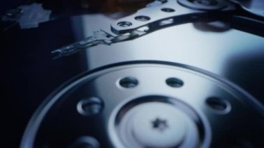 Yakın çekim Macro Shot: Çalışan Kafa ile Modern Disk Diski Aç, Tabaktan Dijital Bilgi Okunuyor. HDD 'de çalışıyorum. Bilgi Depolama Teknolojisi. Bilgisayar Donanımı.