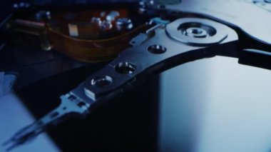 Yakın çekim Macro Shot: Kafası Tabakta Dinlenen Modern Hard Disk Diski Aç. İç Bileşenlerle HDD. Bilgi Depolama Teknolojisi. Bilgisayar Donanımı.