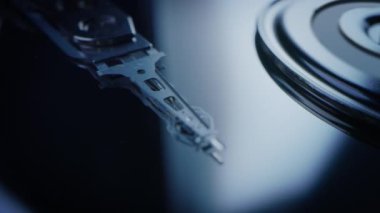 Yakın çekim Macro Shot: Çalışan Kafa ile Modern Disk Diski Aç, Tabaktan Dijital Bilgi Okunuyor. HDD 'de çalışıyorum. Bilgi Depolama Teknolojisi. Bilgisayar Donanımı.