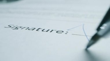 Kişi İmza Önemli Belge. Mühim İş Sözleşmesi 'ni imzalarken Kalemin Ucunu İzleyen Kamera. Şablon Belgesinde Yapılan 