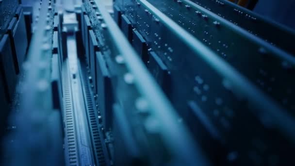 Décryptages Plan macro mobile : à l'intérieur du boîtier de l'ordinateur. Caméra se déplace sur la carte mère PCB, Affichage de plusieurs machines à sous avec mémoire RAM installée, et d'autres matériels système. Néon élégant, Couleurs noires 