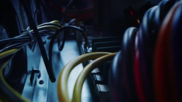 Gros plan Macro Shot : Inside of the Computer Case. Caméra se déplace sur carte mère PCB et câbles d'alimentation connectés, divers connecteurs colorés. Appareil électronique. Élégant néon, noir, rose, bleu 