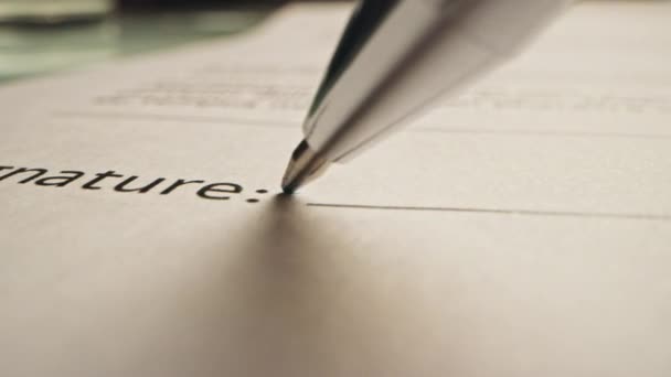 Signature de la personne Document important. Caméra suivant le bout du stylo comme il signe un contrat d'affaires crucial. Signature "Lorem Ipsum" maquillée sur le document modèle. Plan rapproché de la macro 