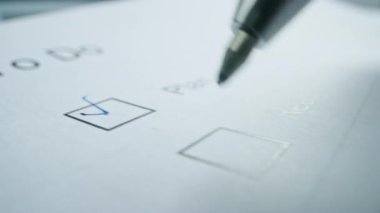 Kalemle İşaretli Kişi İşaretleri Yapılacaklar Listesini dolduruyor. Marks and FIlling in a Task List / Questiannaire / Medical Cart kontrol ediliyor. Makro Yakın Çekim Kamerası Taşınıyor