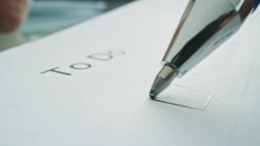 Kalemle İşaretli Kişi İşaretleri Yapılacaklar Listesini dolduruyor. Marks and FIlling in a Task List / Questiannaire / Medical Cart kontrol ediliyor. Makro Yakın Çekim Kamerası Taşınıyor