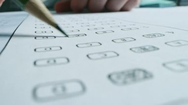 Sınavda Renk Hakkı Cevapları Kalemle Sınavı 'nda. Cevap Sayfası Standartlaştırılmış Testlerle Dolduruluyor, Doğru Yanıt Bubbles İşaretleniyor