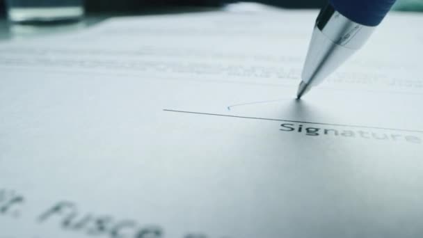 Person signiert wichtiges Dokument. Kamera folgt Stift auf Stift, während sie einen wichtigen Geschäftsvertrag unterzeichnet. Mock-up Lorem Ipsum Signatur auf Vorlage-Dokument. Makro-Nahaufnahme einer Unterschrift-Attrappe