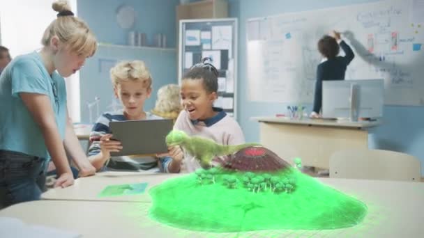 Üç farklı okul çocuğu Artırılmış Gerçeklik Yazılımı ile Dijital Tablet Bilgisayar kullanır, Eğitimsel 3D Animasyon - Aktif Volkan ile Adada Yürüyen Dinozor. VFX, Özel Efektler Hazırlama — Stok video