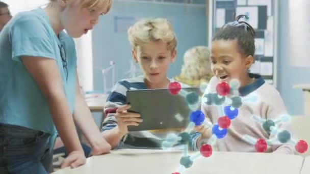 Drie verschillende scholen kinderen in de scheikunde Science Class gebruik maken van digitale tablet computer met Augmented Reality App, Kijkend naar educatieve 3D Animatie van een Molecule. VFX, speciale effecten render — Stockvideo