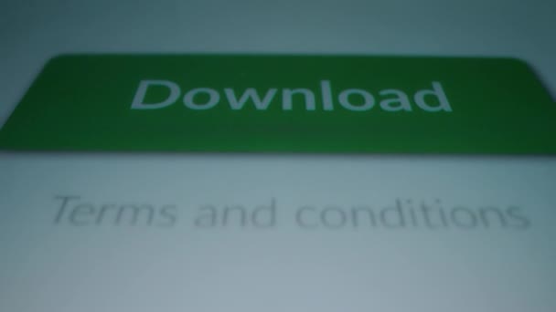 Close-up Macro Shot: Dispositivo de tela sensível ao toque com aplicativo aberto Mostrando botão "Download", pressionando o dedo no botão. Software de sistema de compartilhamento de arquivos. Aplicação Mock-up com interface de design de materiais, UX, GUI — Vídeo de Stock