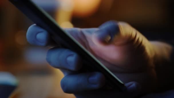 Person holding Touch Screen Smartphone Device and Typing Message. Koncept psaní e-mailů, Chatting in Social Media Apps, Zasílání SMS, Berení na vědomí. Pohled zblízka na makro — Stock video