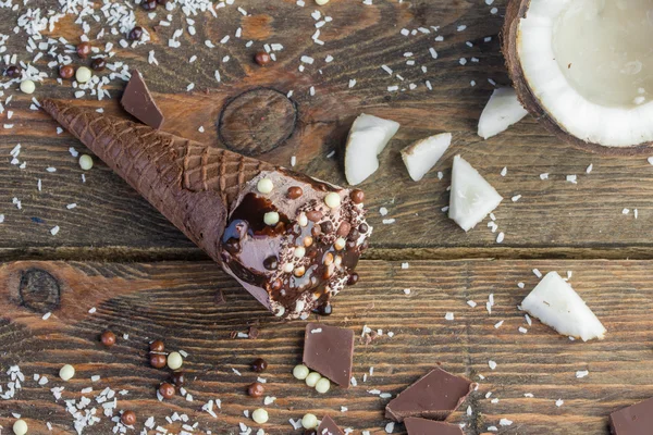 Sorvete de chocolate no cone — Fotografia de Stock