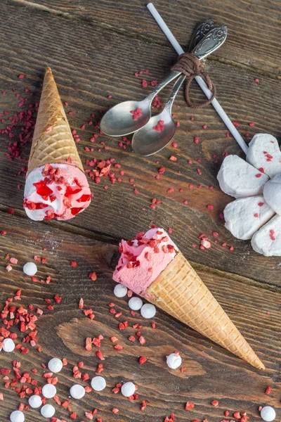 テーブルの上のアイスクリームコーン — ストック写真