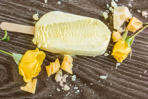 Lemon ice cream — Stock Photo, Image