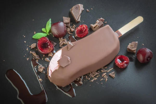Sabroso helado en chocolate con leche — Foto de Stock