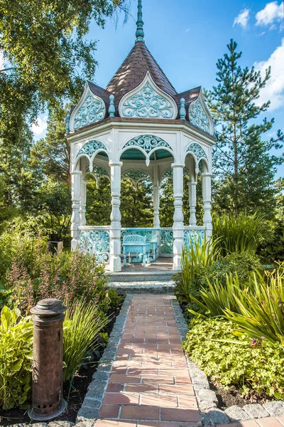 Vacker sommarträdgård — Stockfoto