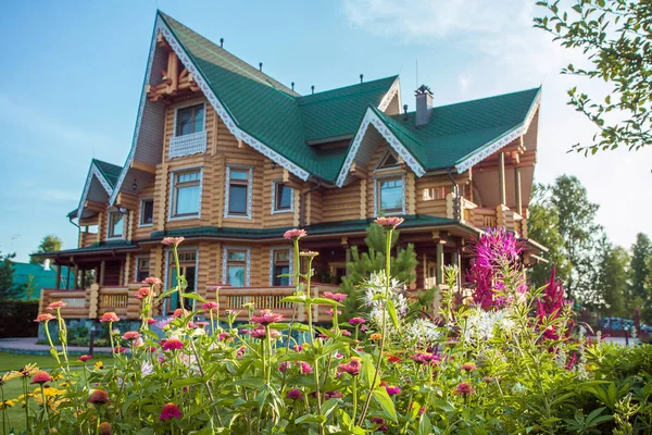 Jardín de verano y casa de madera — Foto de Stock